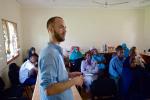 10 MUDr. Jan Bodo v diskusii s ucastnikmi prednasky v nemocnici v Kwale